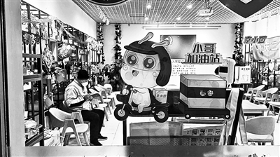小哥加油站为快递员送上温暖包