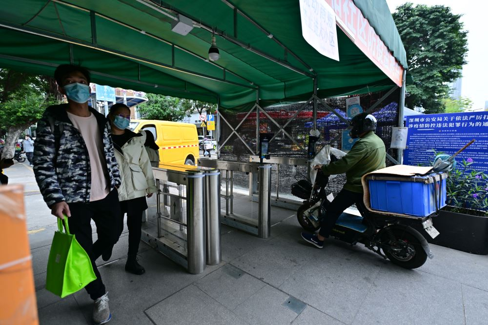实探深圳绿码通行首日:商场、小区不看核酸了,部分检测点关闭,药店连花清瘟被抢空