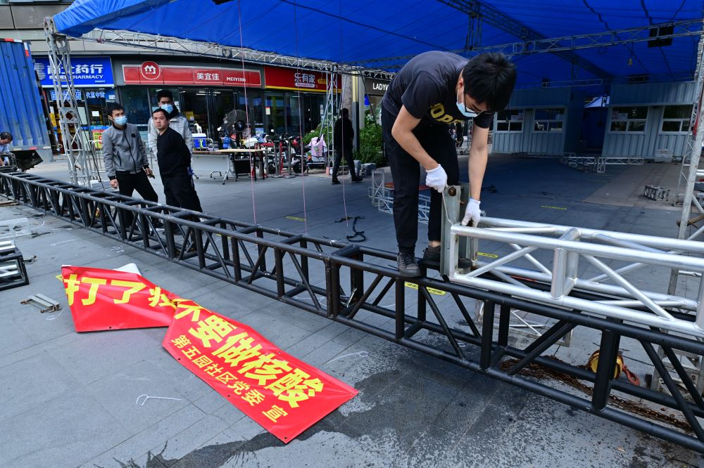 实探深圳绿码通行首日:商场、小区不看核酸了,部分检测点关闭,药店连花清瘟被抢空