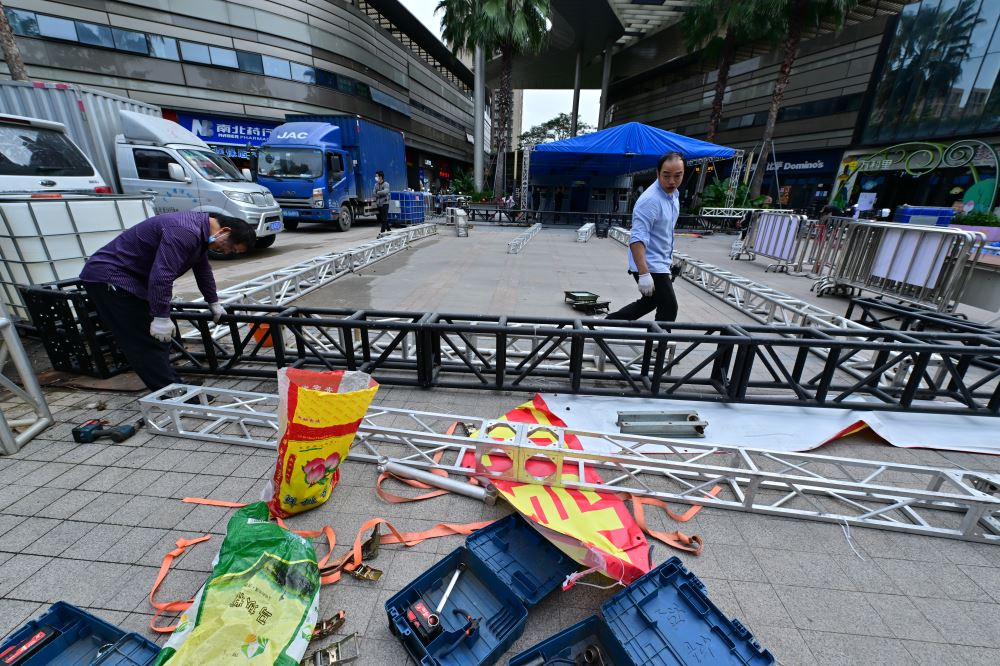 实探深圳绿码通行首日:商场、小区不看核酸了,部分检测点关闭,药店连花清瘟被抢空