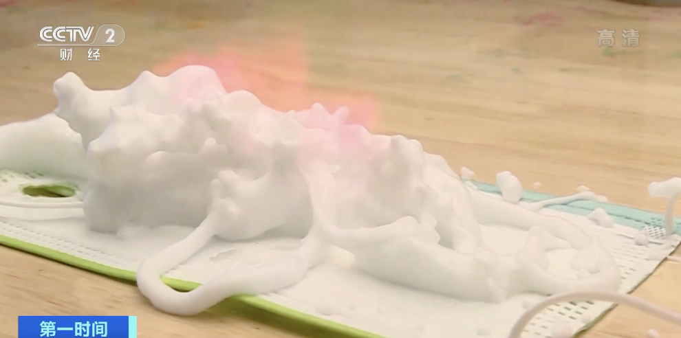 警惕“危险”的浪漫!网红飞雪喷雾,遇火就燃!记者测试→