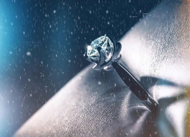 3万一克拉人造钻石,在中国跌到270元,美媒:中国破坏了秩序