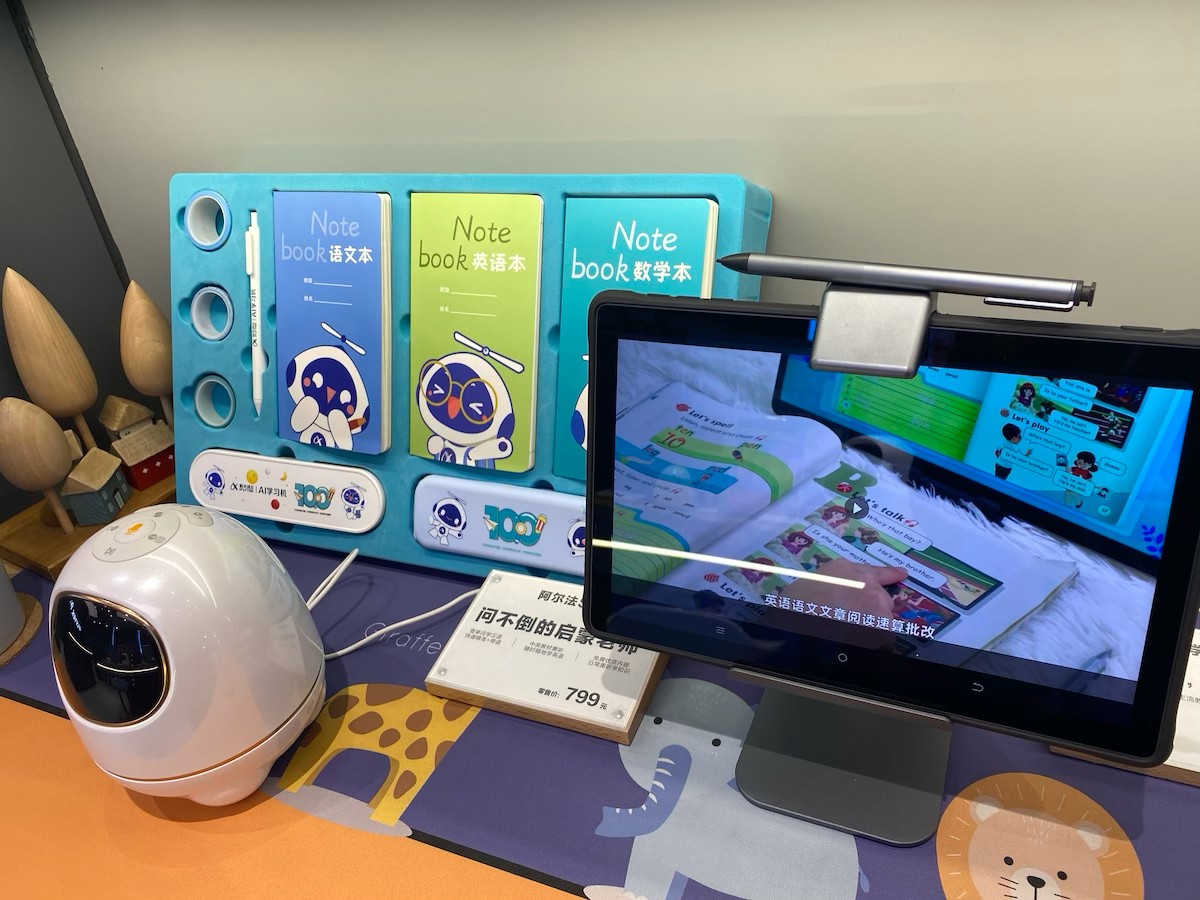 教育硬件厮杀正酣:华为、苹果争夺小天才市场,有玩家在内卷中消失