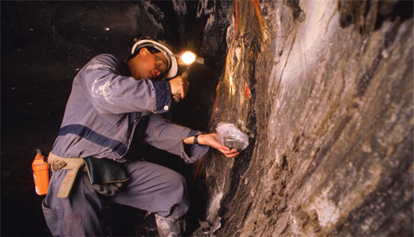 西部黄金子公司坍塌事故致18人被困,对上市公司业绩影响几何?