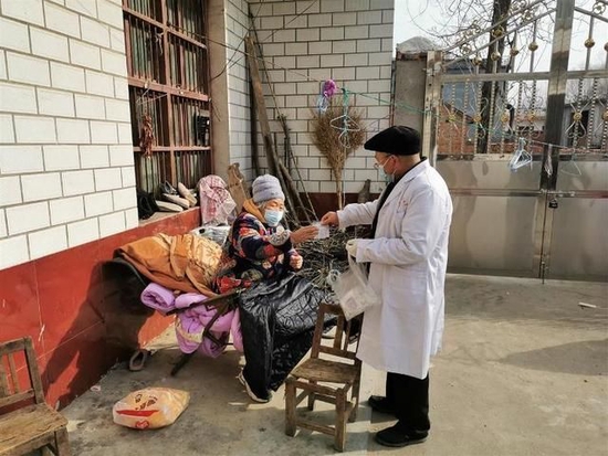 农村迎防疫大考:药物短缺返乡人员突增,有乡镇卫生院招学生做志愿者