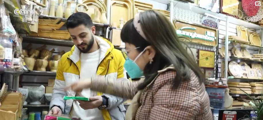 浙江义乌:商贸城年底迎“爆单” 采购商选货忙