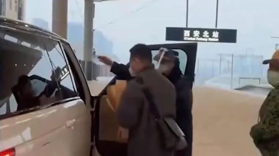 私家车开上高铁站台接人?西安铁路回应