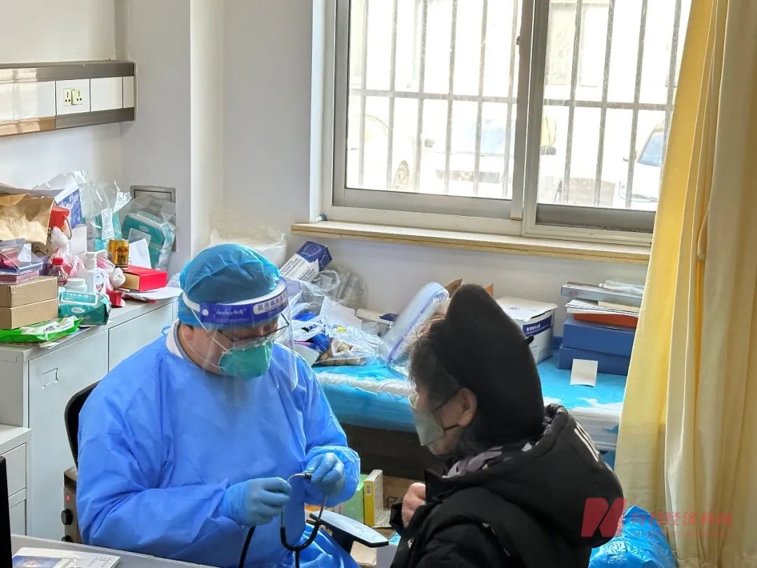 Paxlovid、阿兹夫定都已送到上海社区医院!哪些人能购买?社卫中心主任:要满足三个条件才能开药