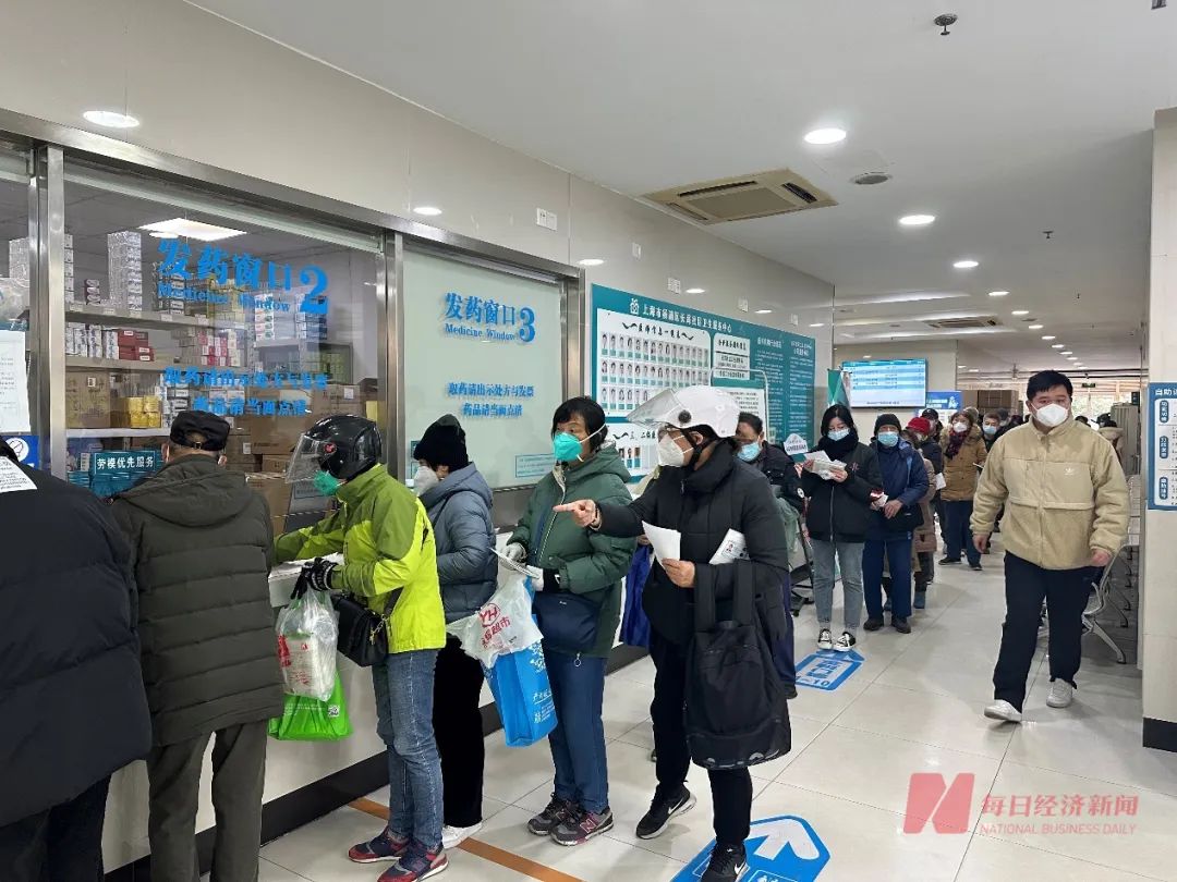 Paxlovid、阿兹夫定都已送到上海社区医院!哪些人能购买?社卫中心主任:要满足三个条件才能开药