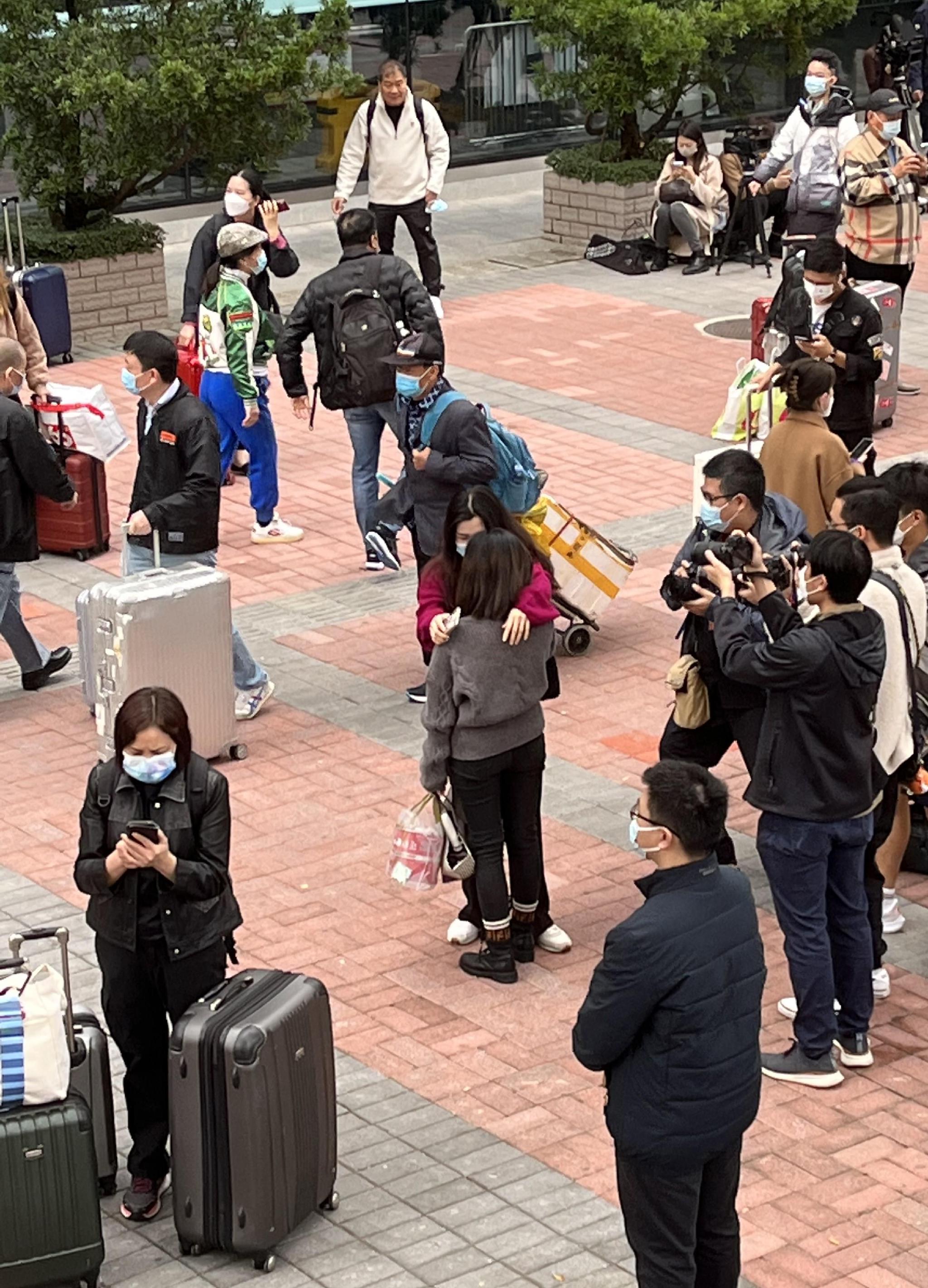 热闹似“春运”!香港入境深圳排起长队 两地“温情”迎接通关