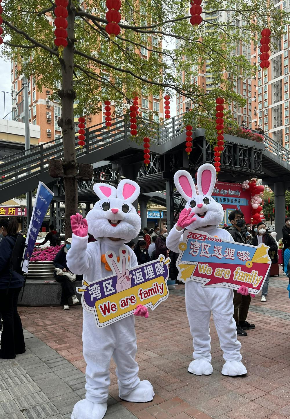 热闹似“春运”!香港入境深圳排起长队 两地“温情”迎接通关