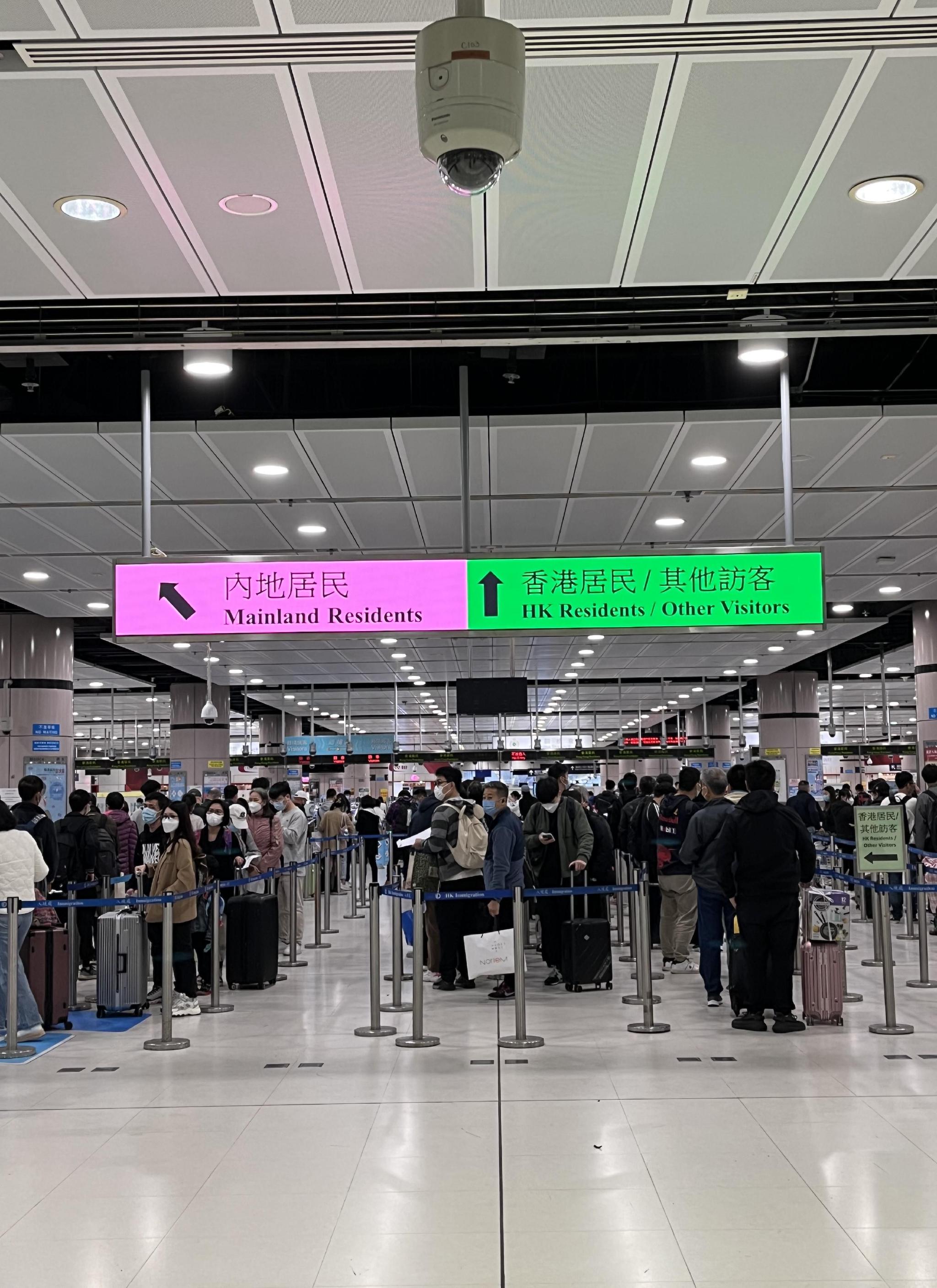 热闹似“春运”!香港入境深圳排起长队 两地“温情”迎接通关