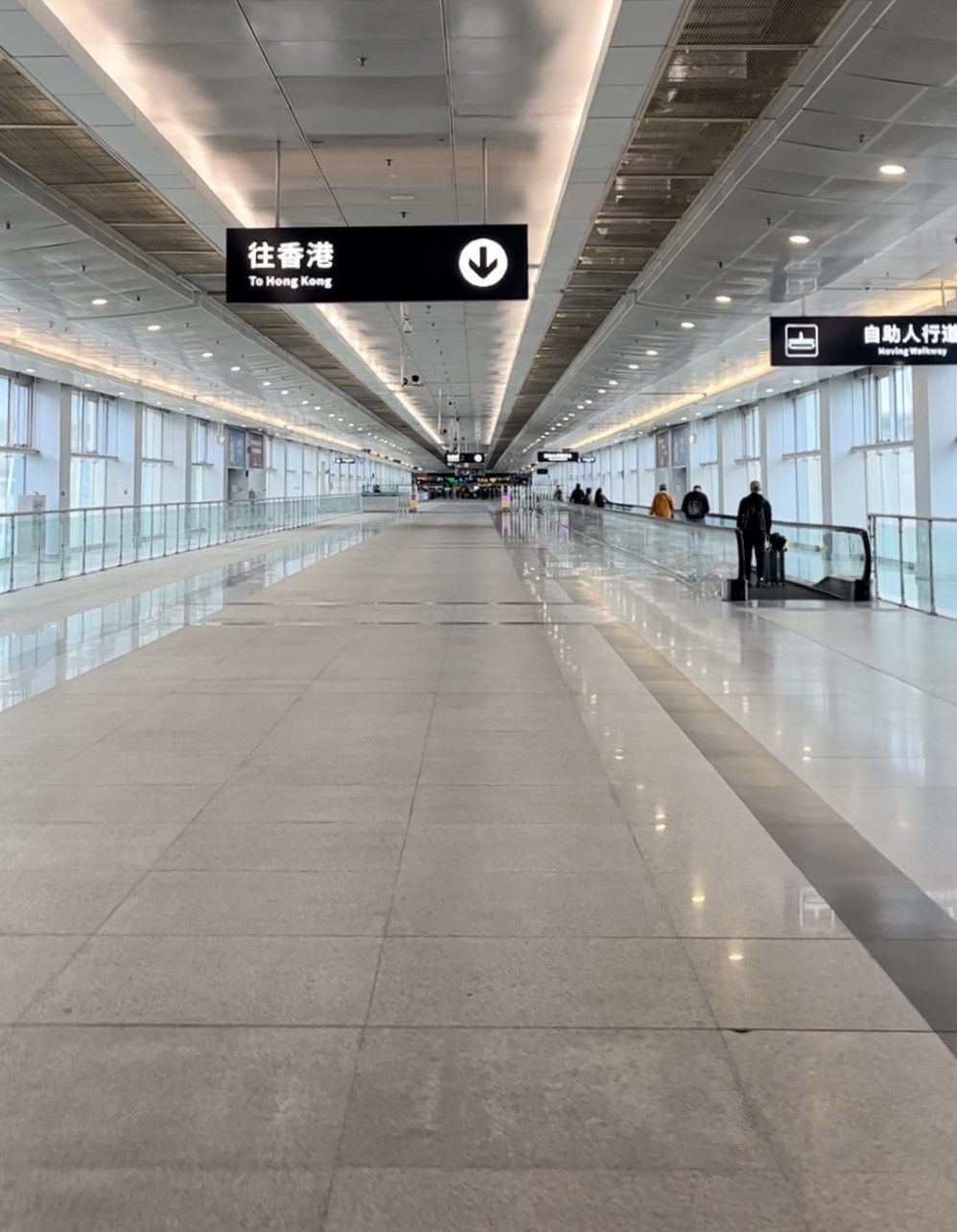 热闹似“春运”!香港入境深圳排起长队 两地“温情”迎接通关