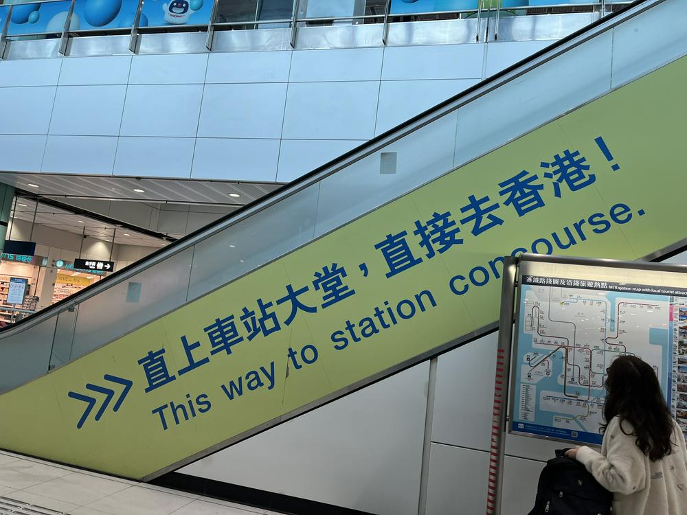 热闹似“春运”!香港入境深圳排起长队 两地“温情”迎接通关