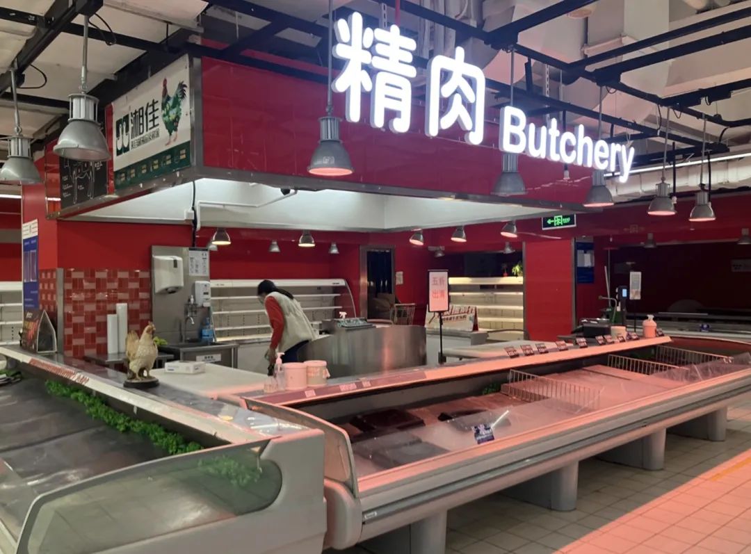 家乐福怎么了?“倒闭”流言四起,黄牛拒收购物卡,购物者排队“清卡”