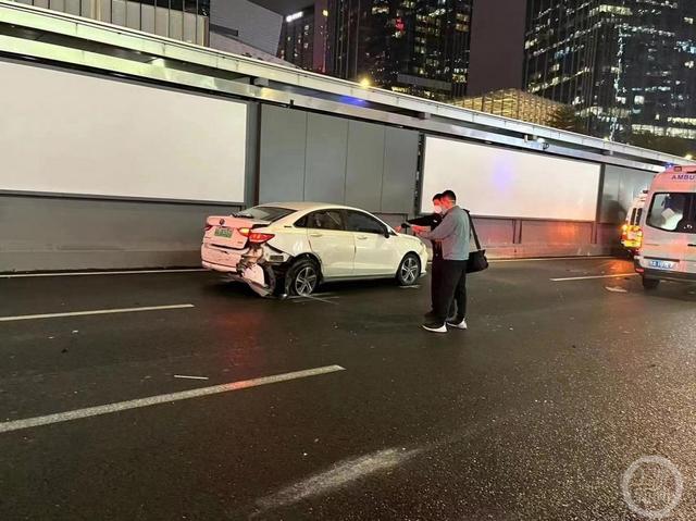 广州22岁男子驾黑色宝马冲撞人群致5死13伤,目击者:肇事者事发时向车窗外撒钱