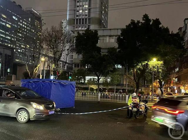 广州22岁男子驾黑色宝马冲撞人群致5死13伤,目击者:肇事者事发时向车窗外撒钱