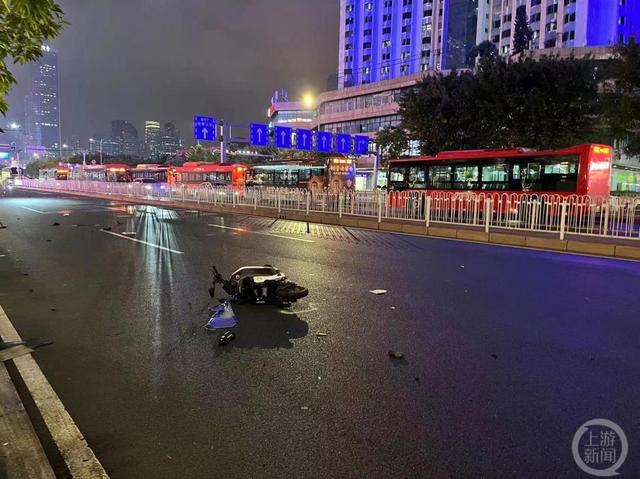 广州22岁男子驾黑色宝马冲撞人群致5死13伤,目击者:肇事者事发时向车窗外撒钱