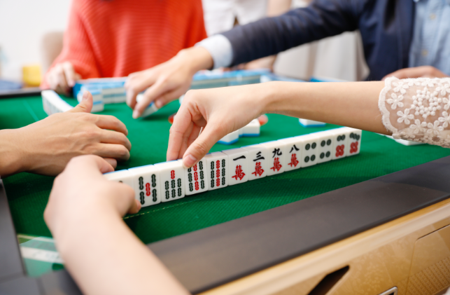 火车上设麻将桌,还配备了KTV等娱乐设施,国铁西安局回应!网友热议