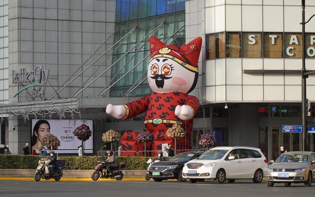 街拍黄浦丨黄浦街头年味足,萌萌卯兔迎新春