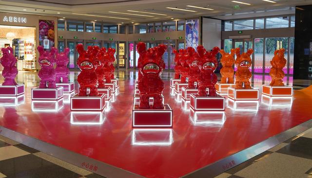 街拍黄浦丨黄浦街头年味足,萌萌卯兔迎新春