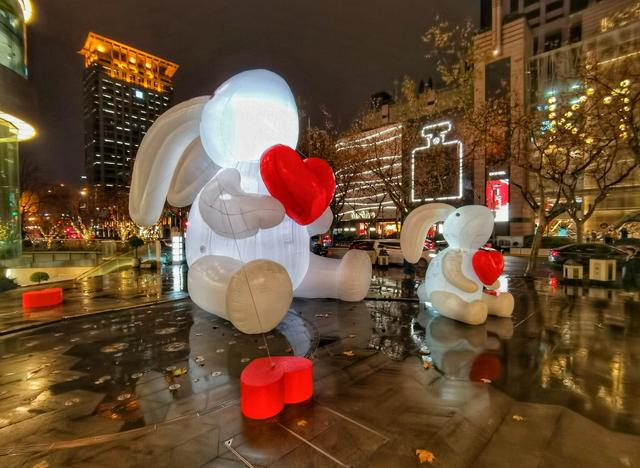 街拍黄浦丨黄浦街头年味足,萌萌卯兔迎新春