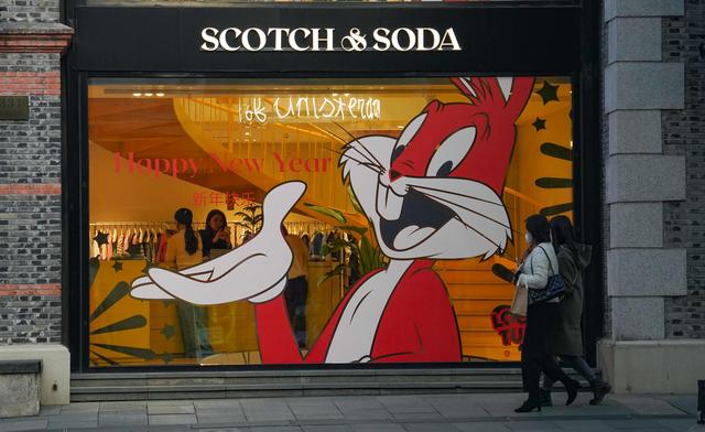 街拍黄浦丨黄浦街头年味足,萌萌卯兔迎新春