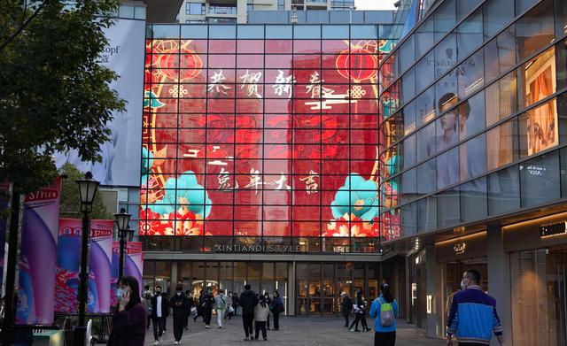 街拍黄浦丨黄浦街头年味足,萌萌卯兔迎新春