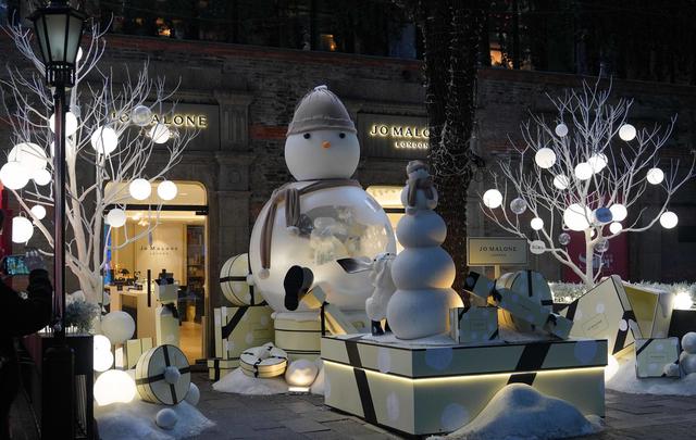 街拍黄浦丨黄浦街头年味足,萌萌卯兔迎新春