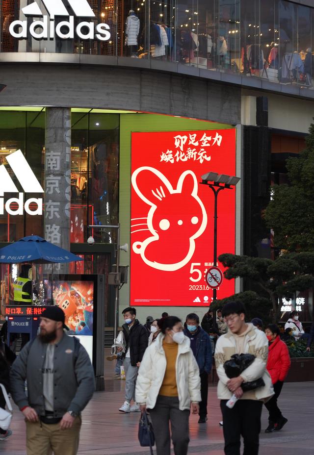 街拍黄浦丨黄浦街头年味足,萌萌卯兔迎新春