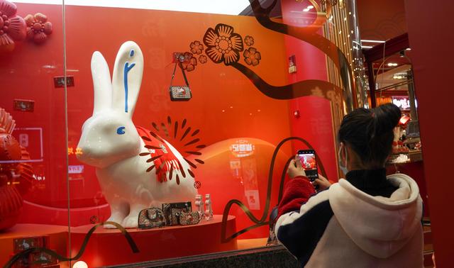 街拍黄浦丨黄浦街头年味足,萌萌卯兔迎新春