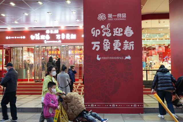 街拍黄浦丨黄浦街头年味足,萌萌卯兔迎新春