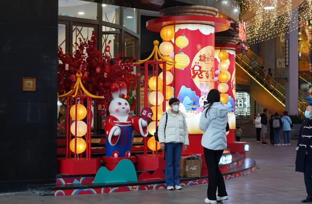 街拍黄浦丨黄浦街头年味足,萌萌卯兔迎新春