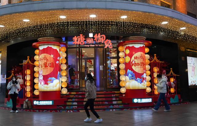 街拍黄浦丨黄浦街头年味足,萌萌卯兔迎新春