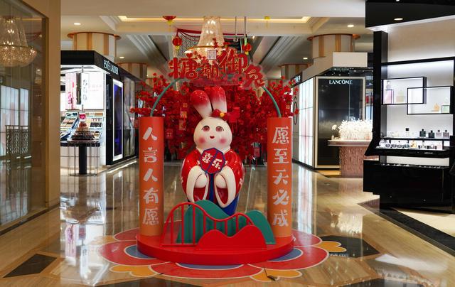 街拍黄浦丨黄浦街头年味足,萌萌卯兔迎新春