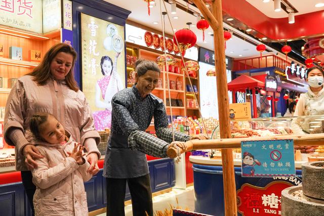 街拍黄浦丨黄浦街头年味足,萌萌卯兔迎新春