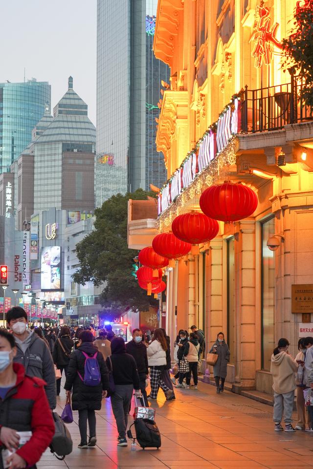 街拍黄浦丨黄浦街头年味足,萌萌卯兔迎新春