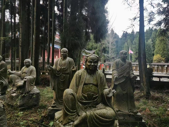 这个春节,一群姑娘决定在寺庙“修行”,研修班能缓解焦虑吗?