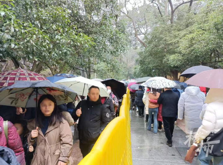 一5A级景区发话:购物不满意,1个月内可全退!全国多地景区已达上限,限流!这里近4万人涌入,导航