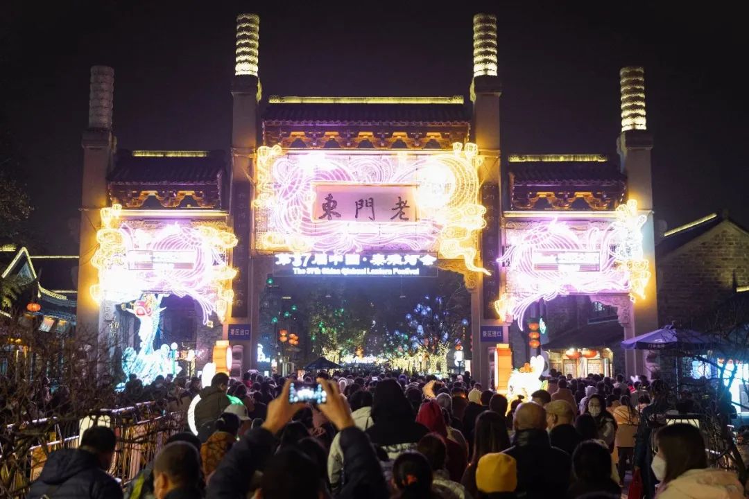 一5A级景区发话:购物不满意,1个月内可全退!全国多地景区已达上限,限流!这里近4万人涌入,导航