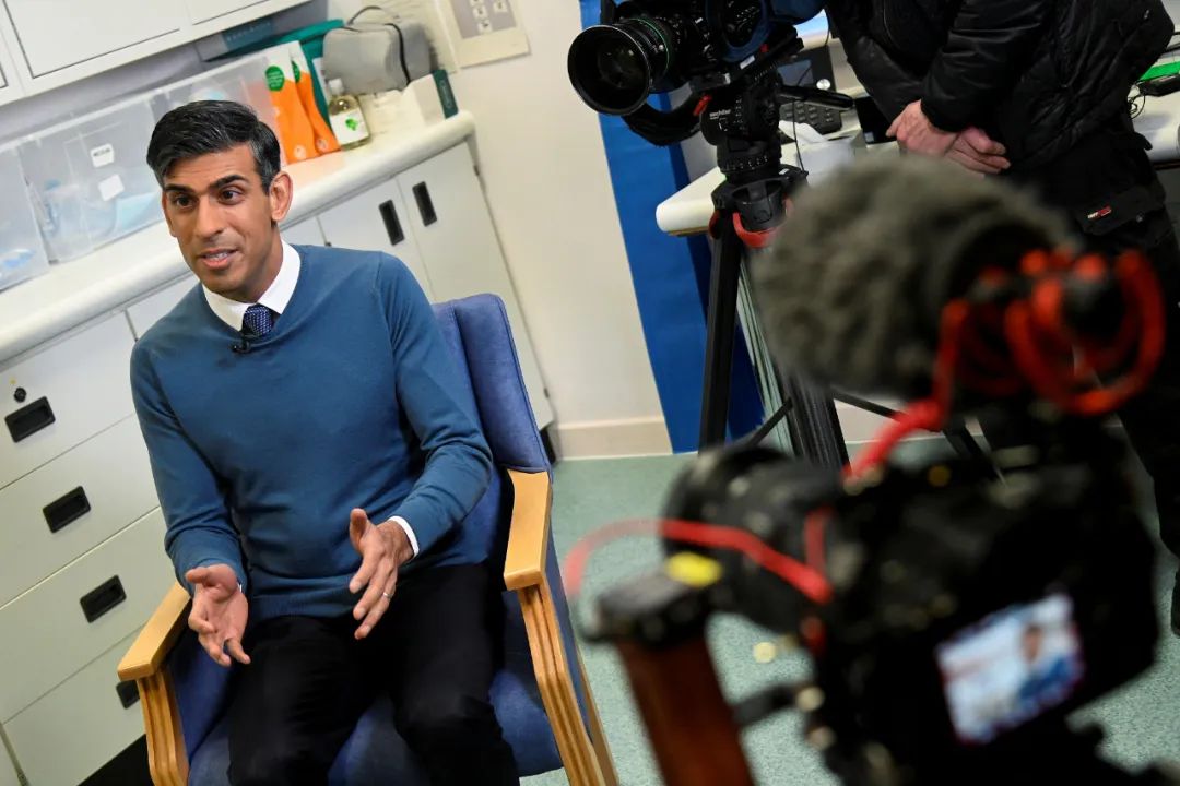 刚因没系安全带被罚款，英国首相苏纳克又迎一件烦心事