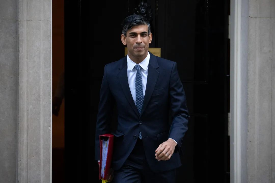 刚因没系安全带被罚款，英国首相苏纳克又迎一件烦心事