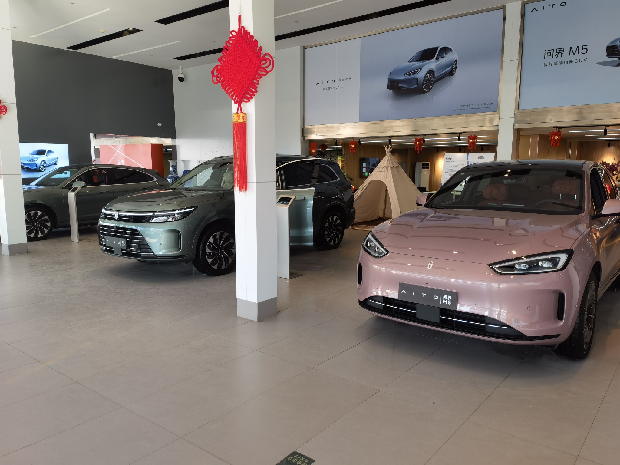 新春走基层丨新能源汽车大幅降价引发购车热潮?北京、上海略显冷淡,不少订单节前已释放