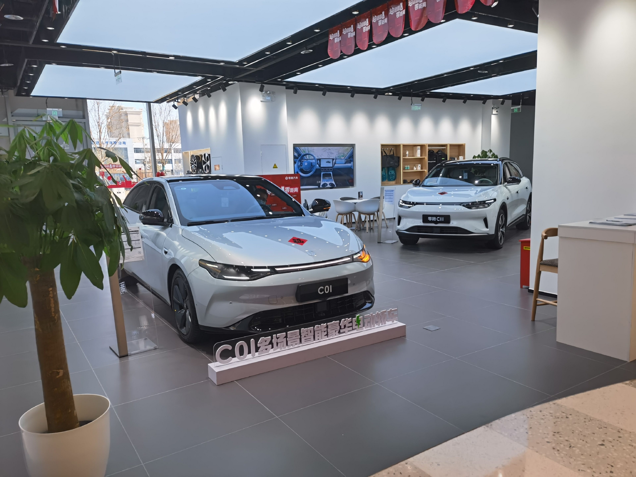 新春走基层丨新能源汽车大幅降价引发购车热潮?北京、上海略显冷淡,不少订单节前已释放