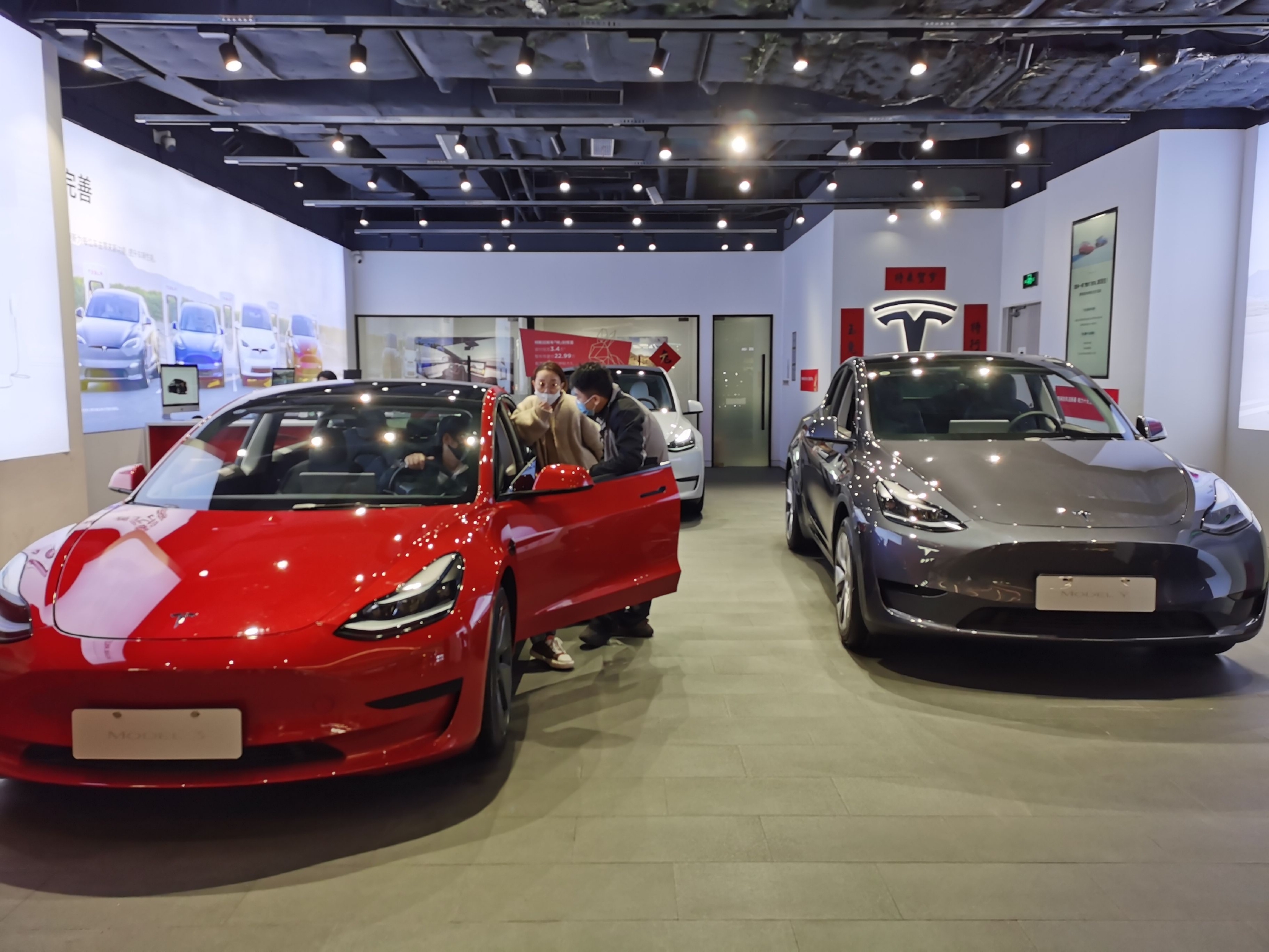 新春走基层丨新能源汽车大幅降价引发购车热潮?北京、上海略显冷淡,不少订单节前已释放