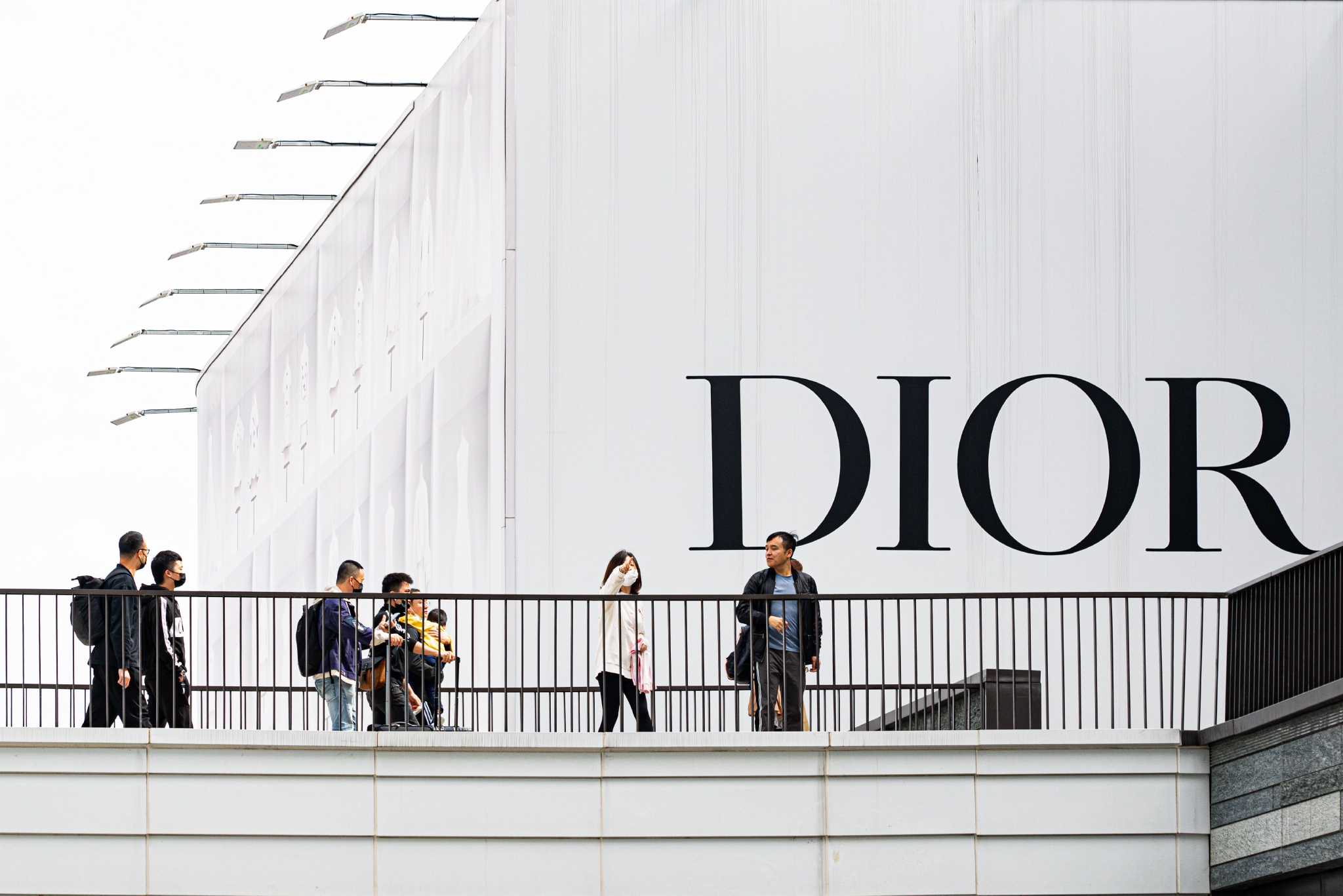 春节奢侈品消费冰火两重天:广州太古汇人潮汹涌,香港广东道未现昔日盛况