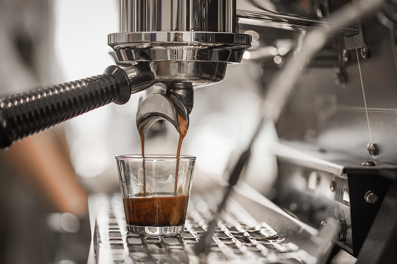 返乡年轻人挤爆咖啡店:瑞幸在县城爆单,星巴克门店日收入近2万