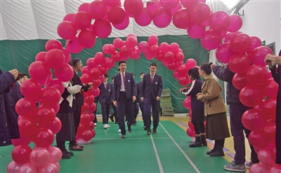 开班会、办成人礼 花式开启新学期